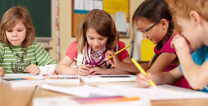 Schüler:innen arbeiten gemeinsam